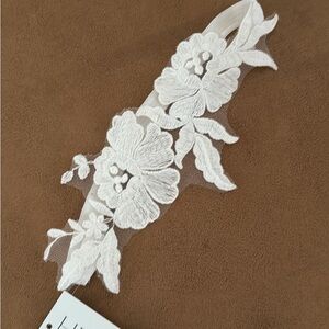 Elegant White Floral Lace garter